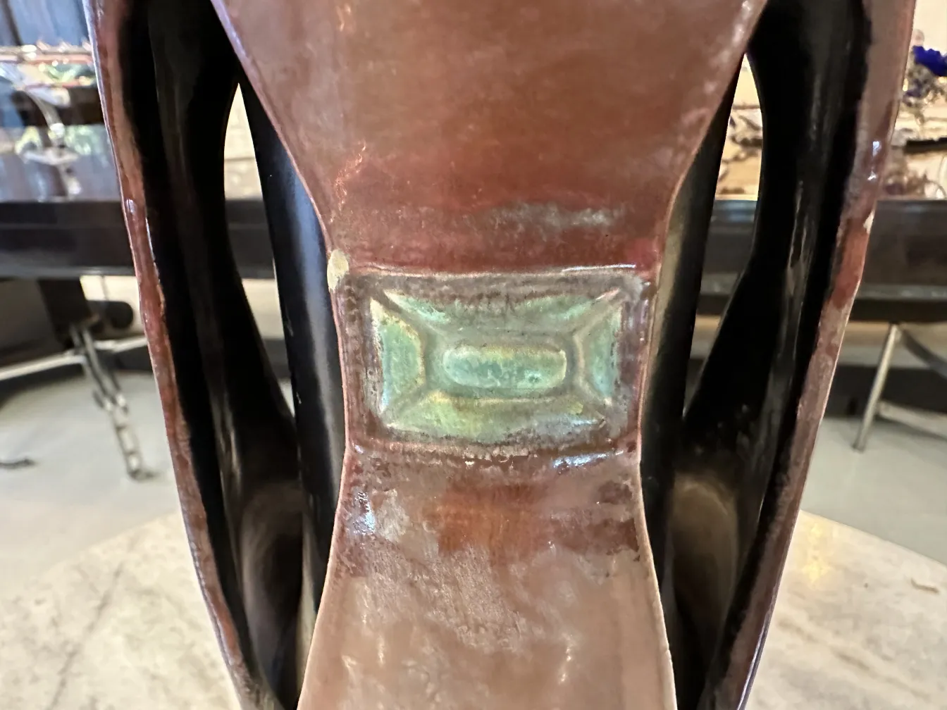 Antica ceramica con dettagli artistici e colore