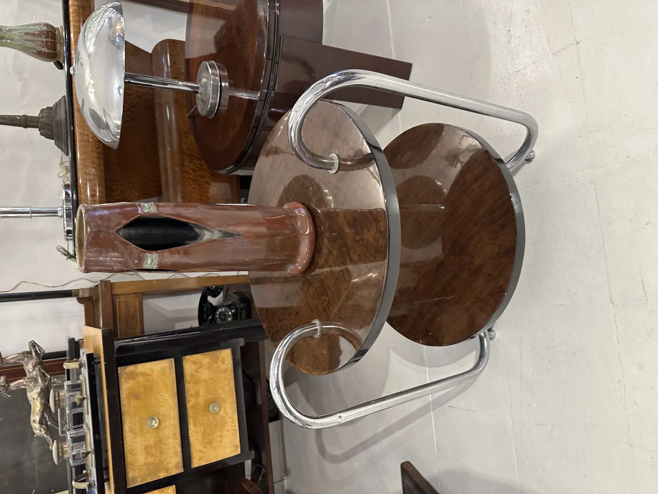 Jarrón de cerámica antiguo con diseño artesanal y detalles decorativos, ambiente elegante.