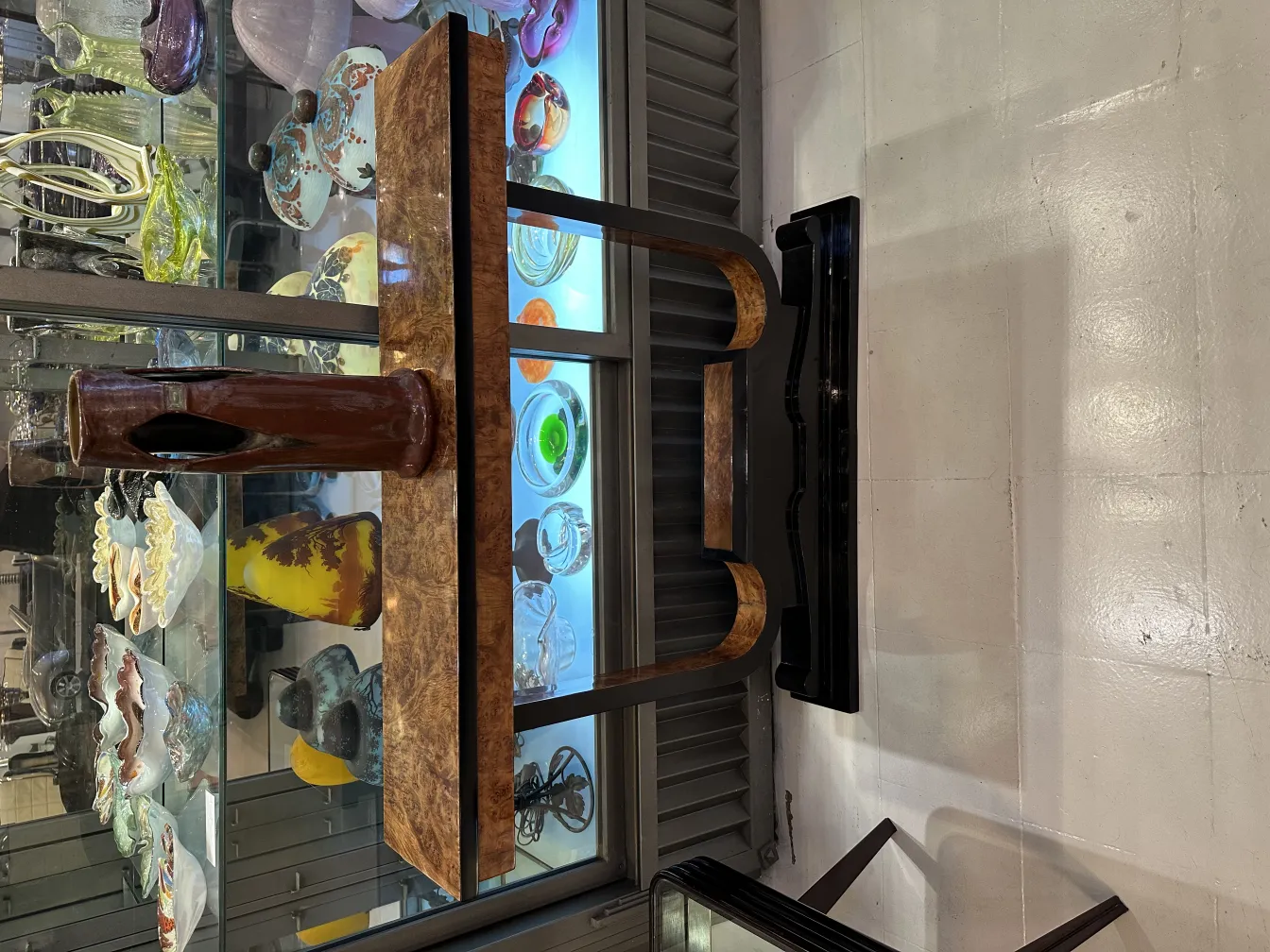 Candelabro de cerâmica antiga com formas elegantes