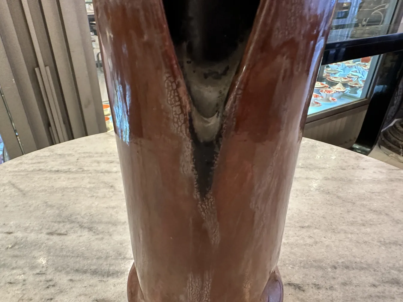 Vaso de cerámica antigua, color marrón y negro.