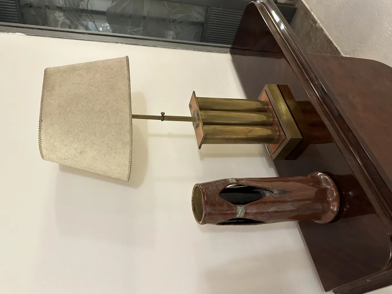 céramique ancienne avec des formes élégantes et une décoration charmante