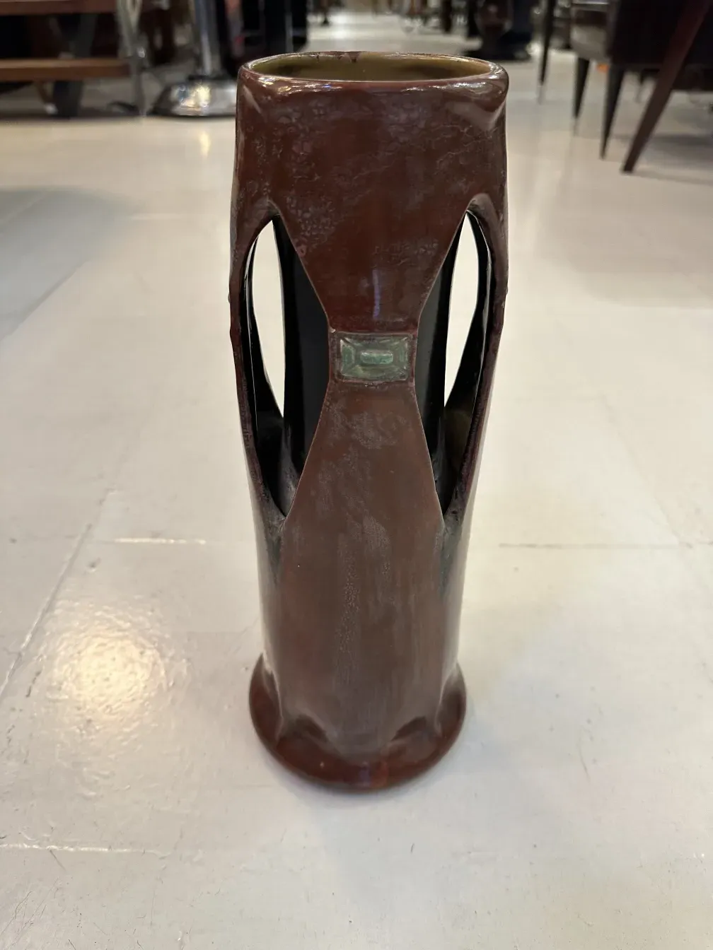 Antigua cerámica con diseño exclusivo de Julius Dressler, de tonos marrón y negro.