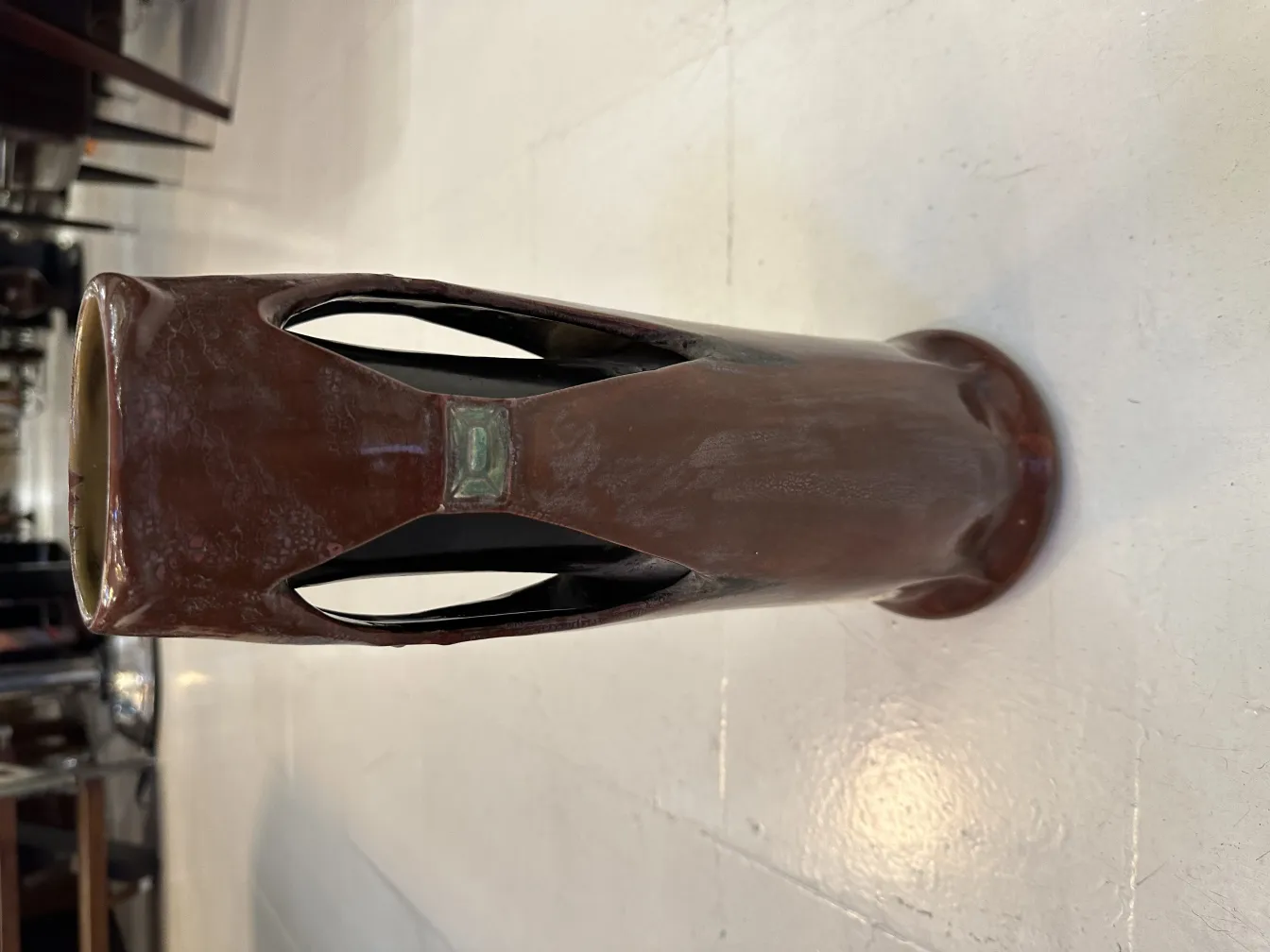 Cerâmica decorativa antiga com forma estilizada e detalhes visíveis