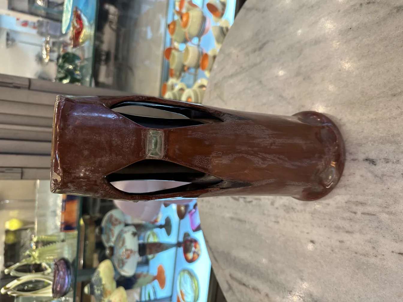 Antica ceramica decorativa marrone con dettagli aperti.