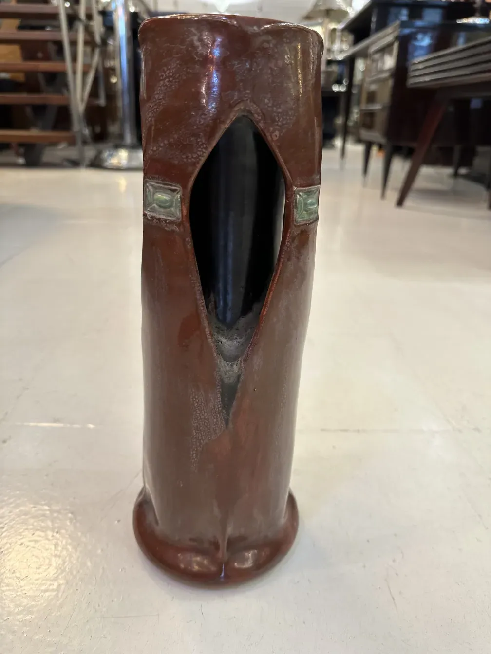 Ceramica antica con forma distintiva e apertura.