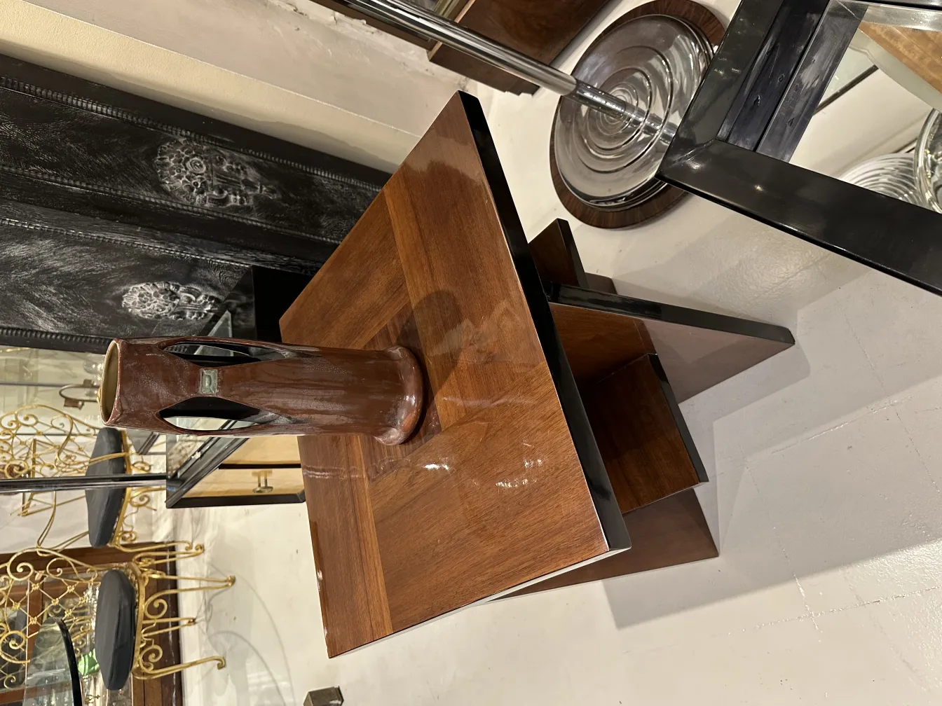 Vasija de cerámica antigua con detalles decorativos y fondo elegante.