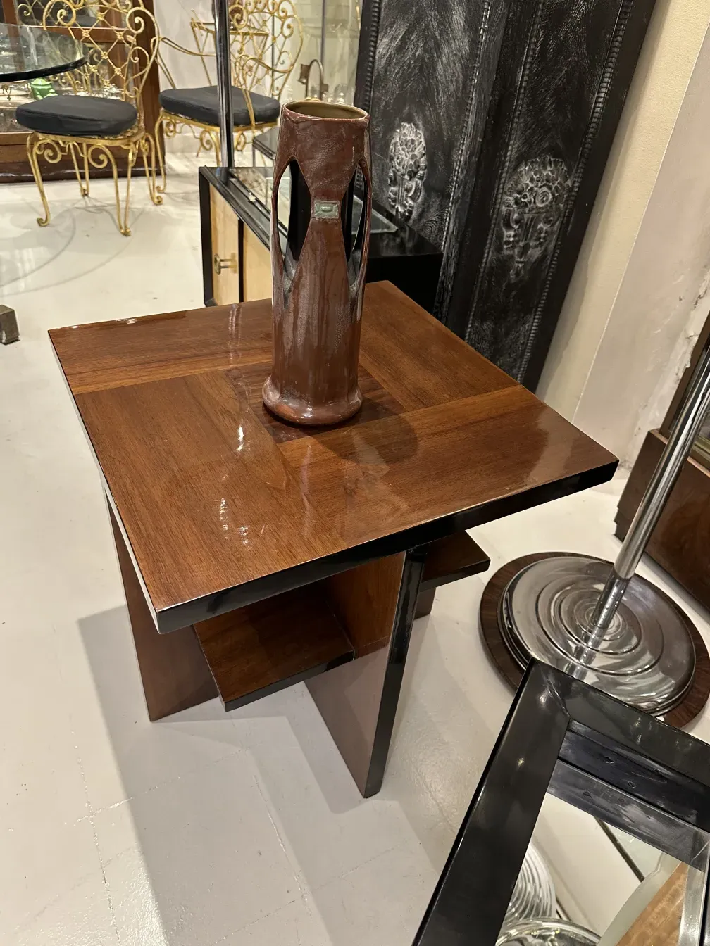 Vaso decorativo in ceramica in un ambiente di antiquariato