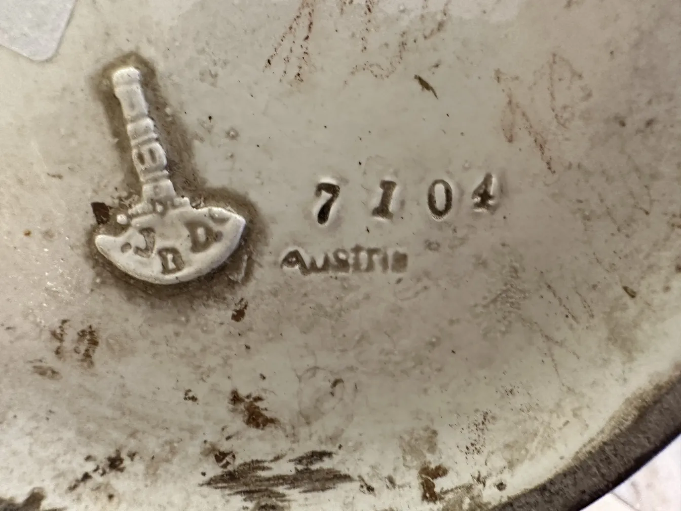 Détail d'une céramique ancienne avec inscription à la base.