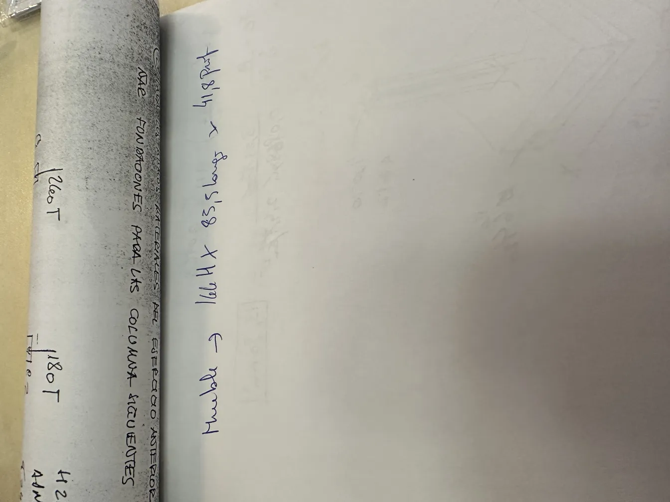 Céramique ancienne avec des designs artistiques détaillés.