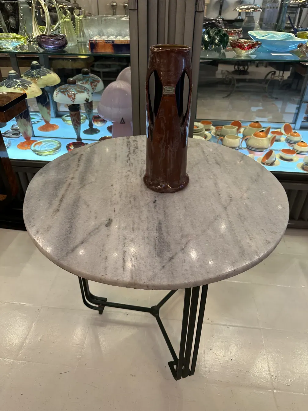Vista de una cerámica antigua en una mesa sobre fondo brillante