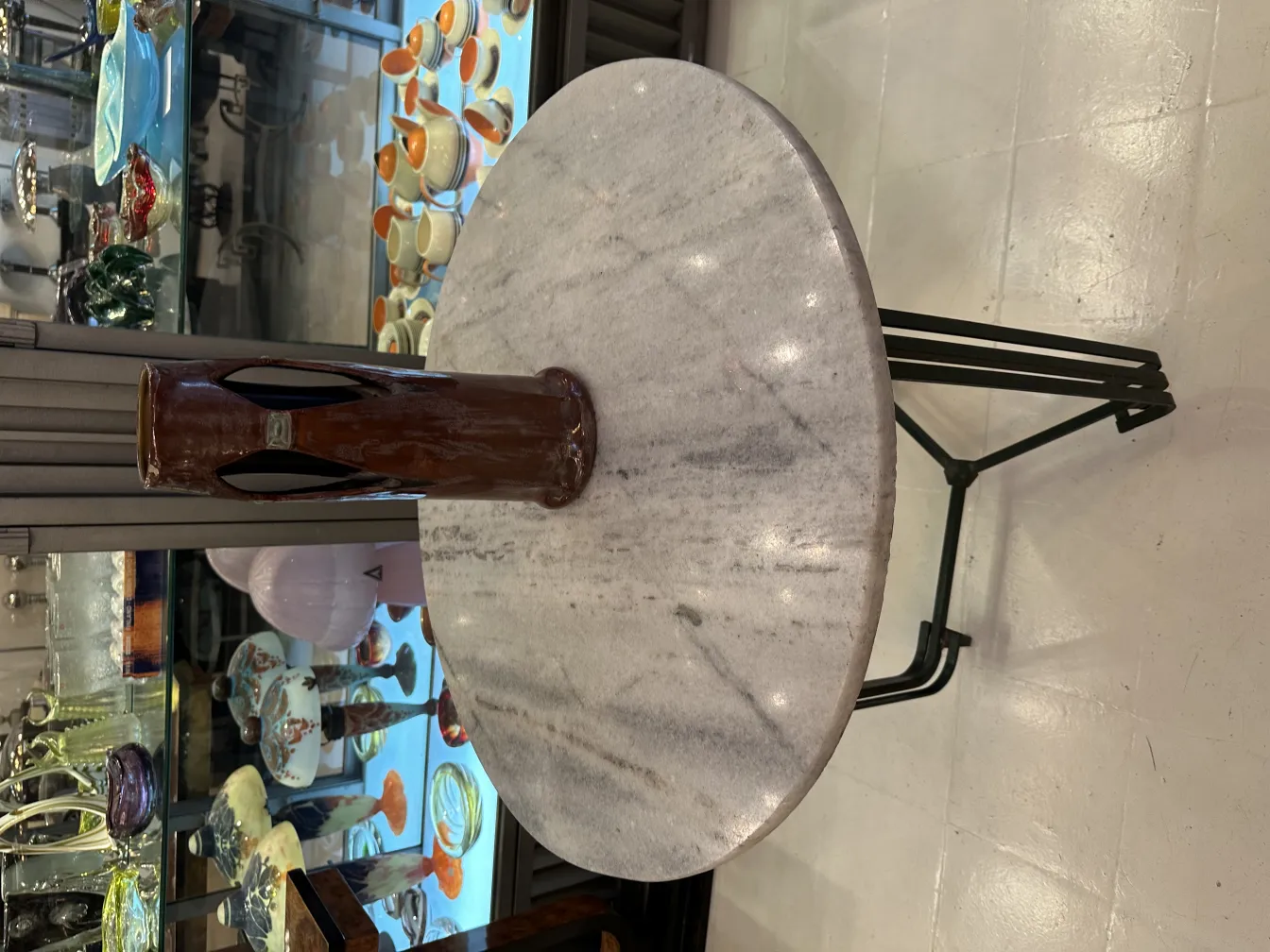 Vaso de cerâmica antiga com design distinto, ambiente elegante.