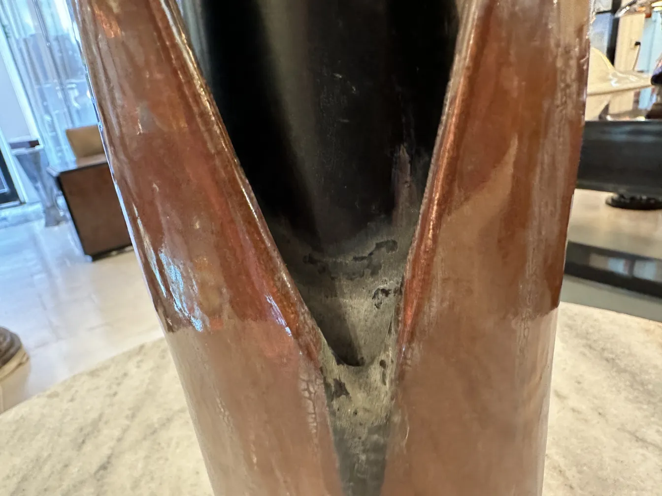 Cerâmica antiga decorativa com brilho, ambiente elegante.