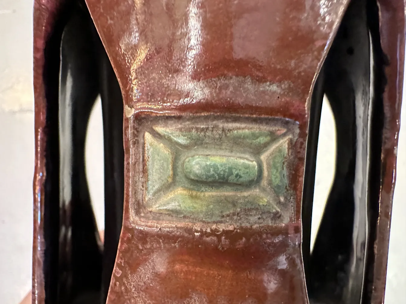 Cerâmica antiga com acabamento brilhante, detalhes artesanais e design colorido