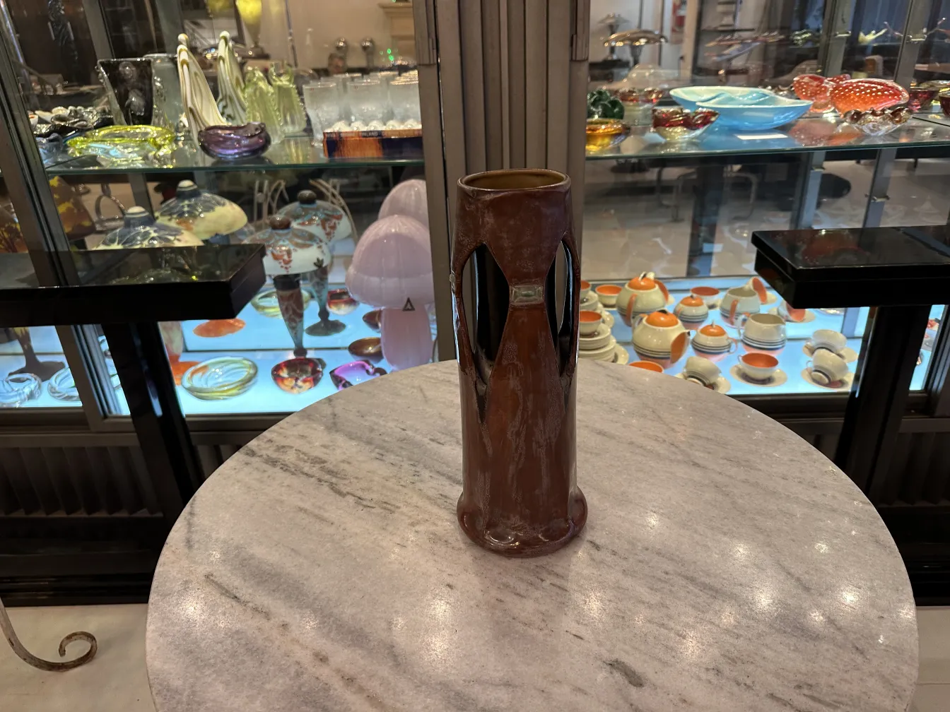 Ceramica antica lussuosa con dettagli decorativi