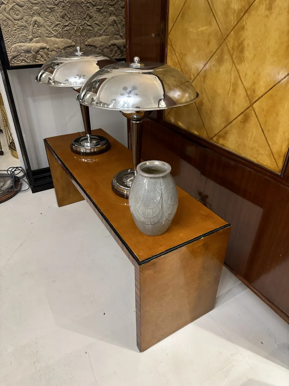 Bella ceramica decorativa antica in un ambiente elegante