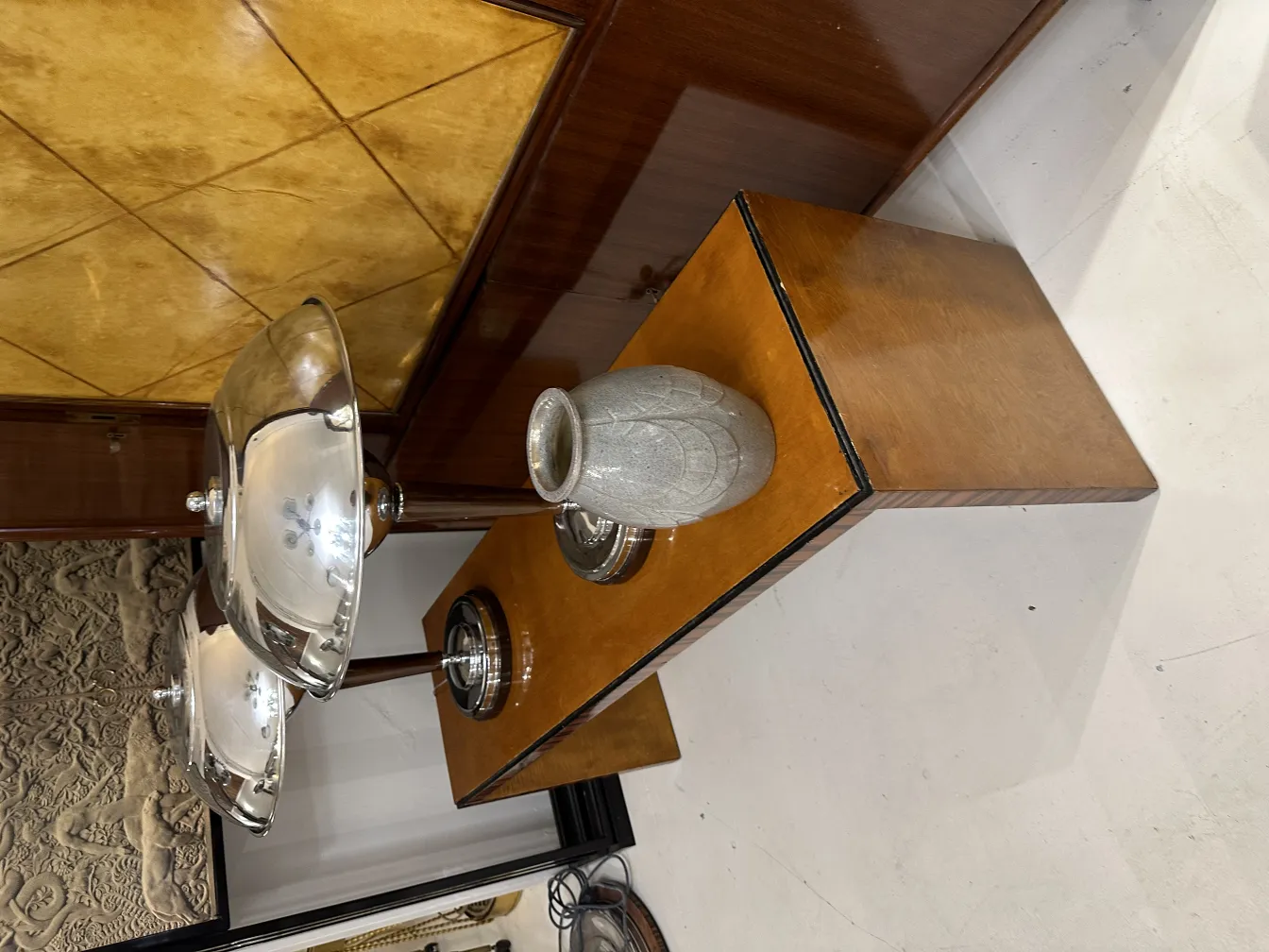 Vaso de cerâmica antiga com design elegante, sobre mesa de madeira