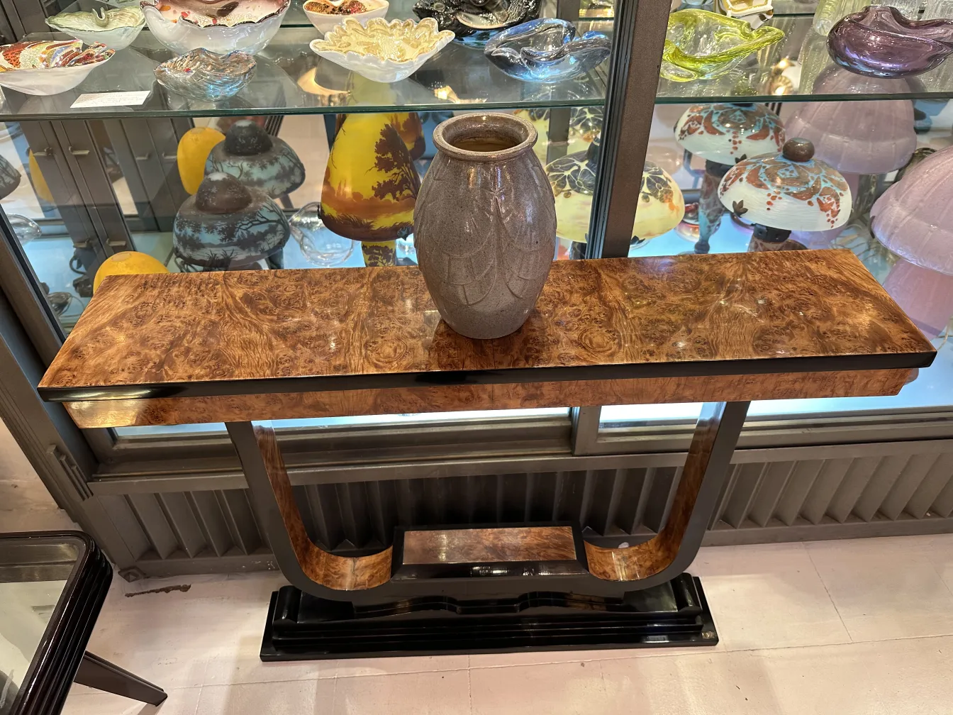 Vaso de cerâmica em console de madeira decorativa, antiguidade