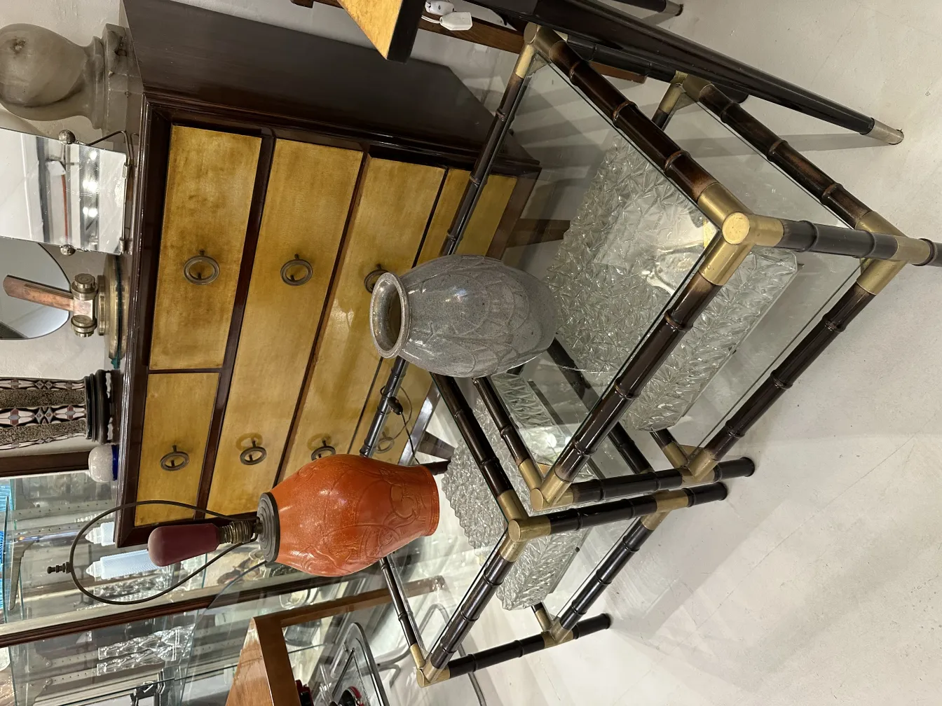 Dois vasos de cerâmica antiga em uma prateleira decorativa