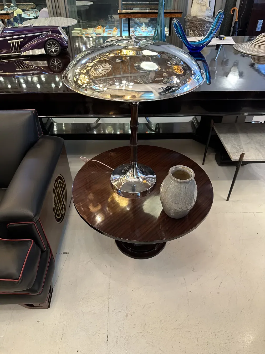Lampe avec base en métal et vase en céramique sur une table