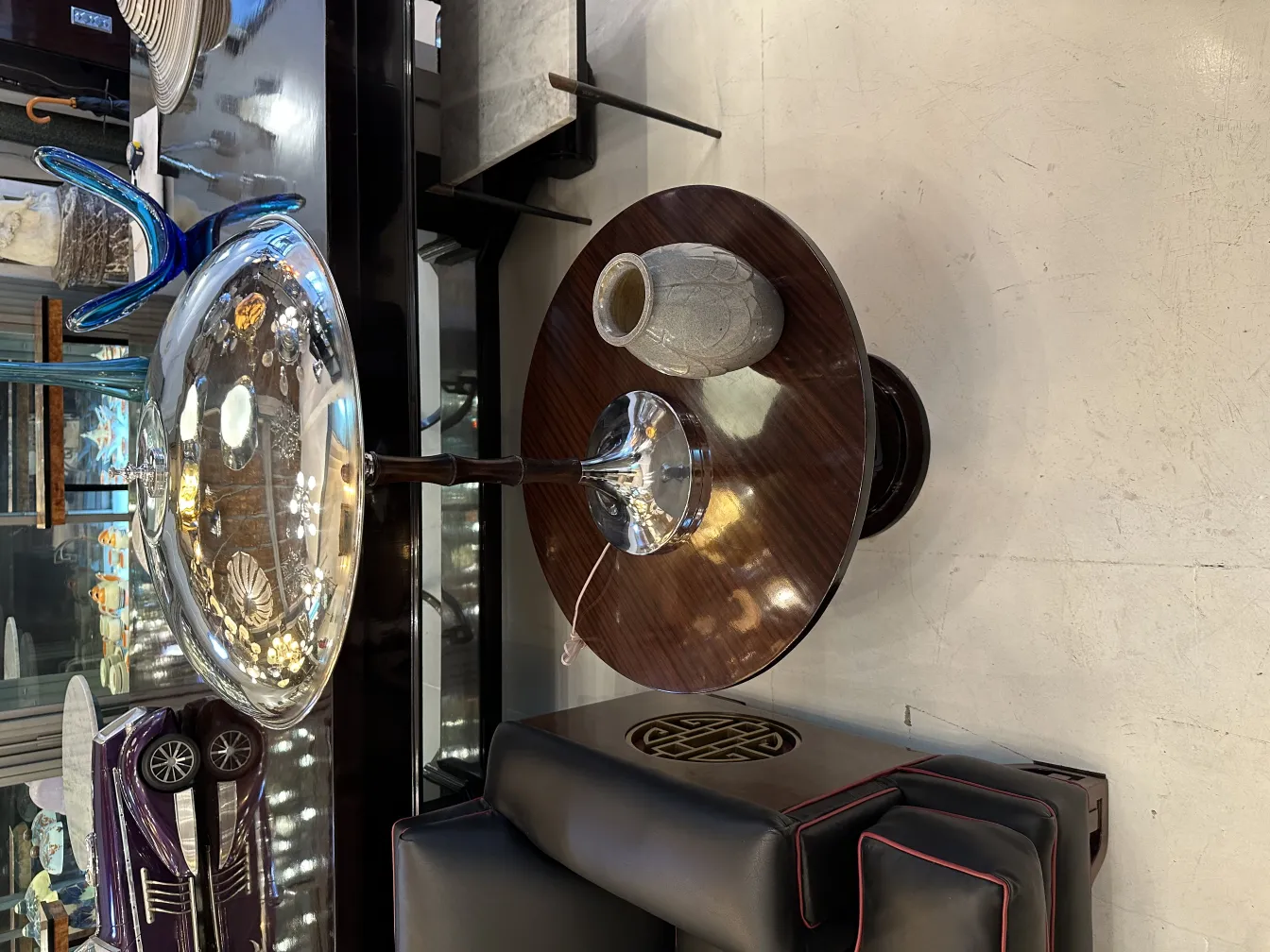 Céramique ancienne décorative avec design élégant sur table