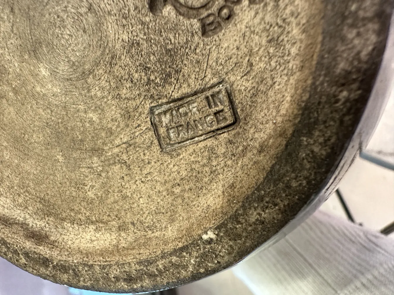 प्राचीन मिट्टी का पात्र जिसमें बोर्गेट की inscription है, टेराकोटा रंग के विवरण हैं।