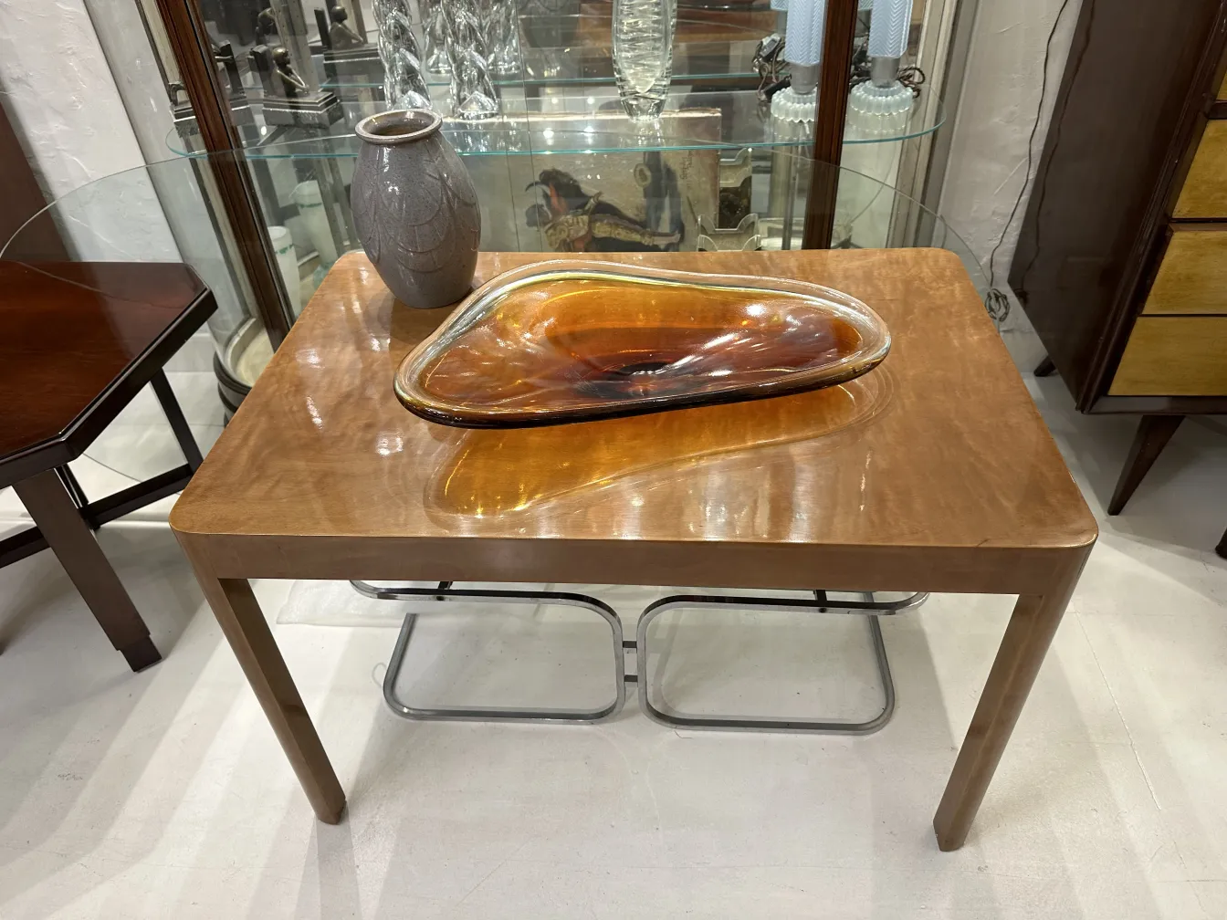 スタイリッシュなテーブルの上に置かれた装飾的な古い陶器。