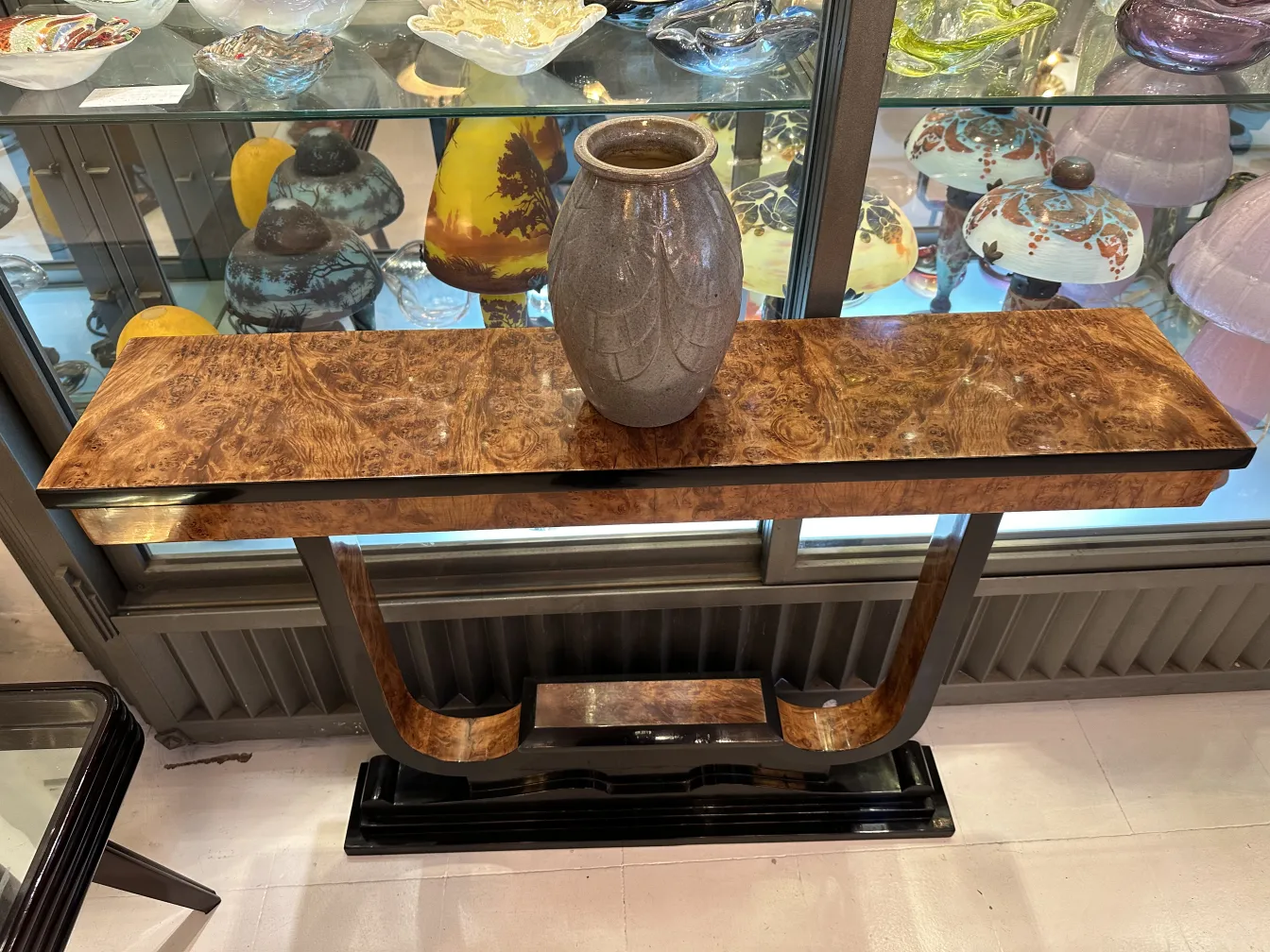 木製の装飾テーブルの上にある古い陶器の花瓶。