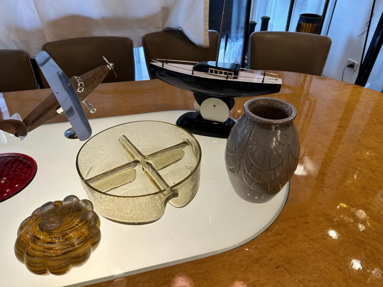 Vase en céramique ancienne avec un design élégant sur une table