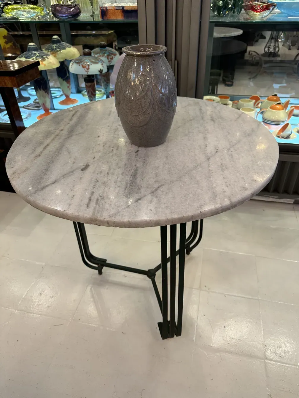 Keramikvase auf einem Marmortisch