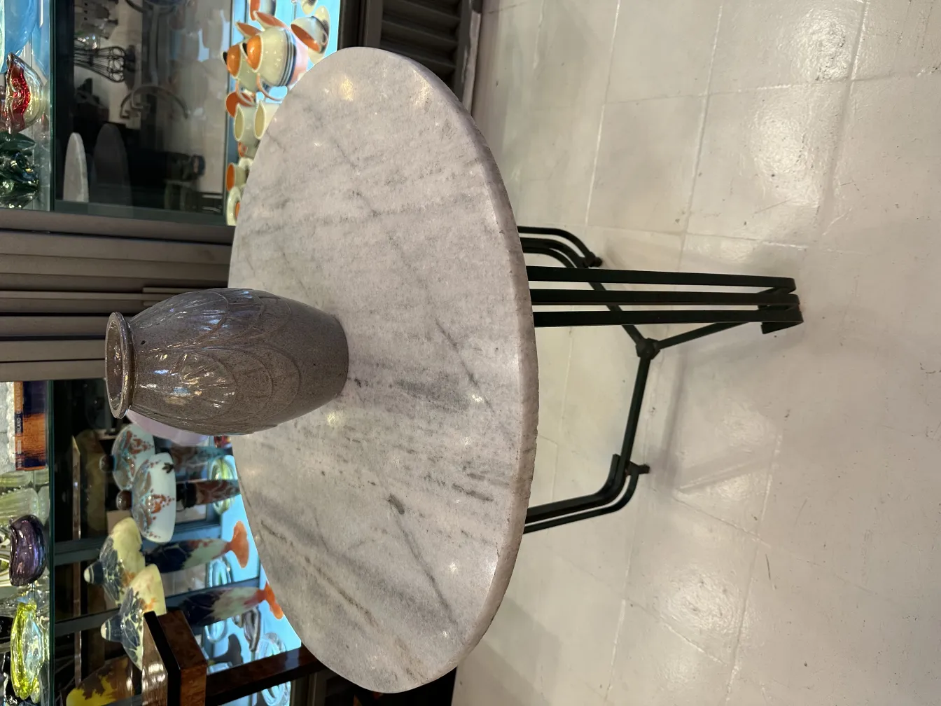 현대의 하얀 테이블 위에 놓인 고대 장식 도예.