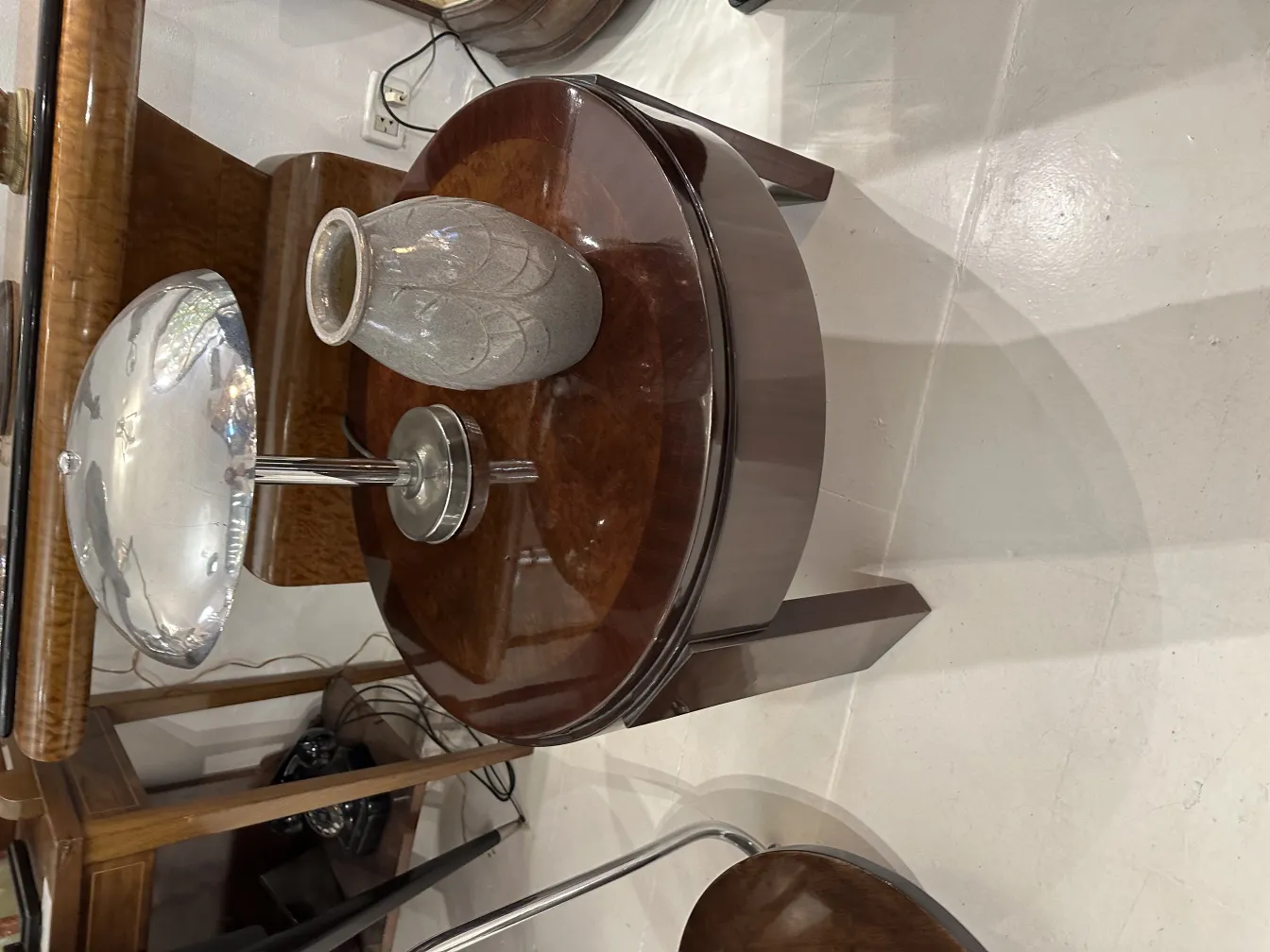 Vaso in ceramica antica su un tavolo elegante