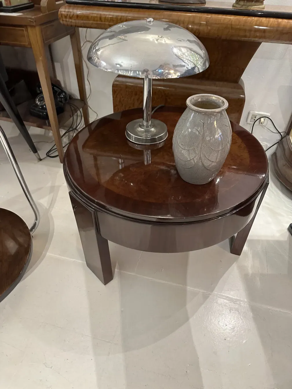 Antigua cerámica Burguet en un ambiente decorativo