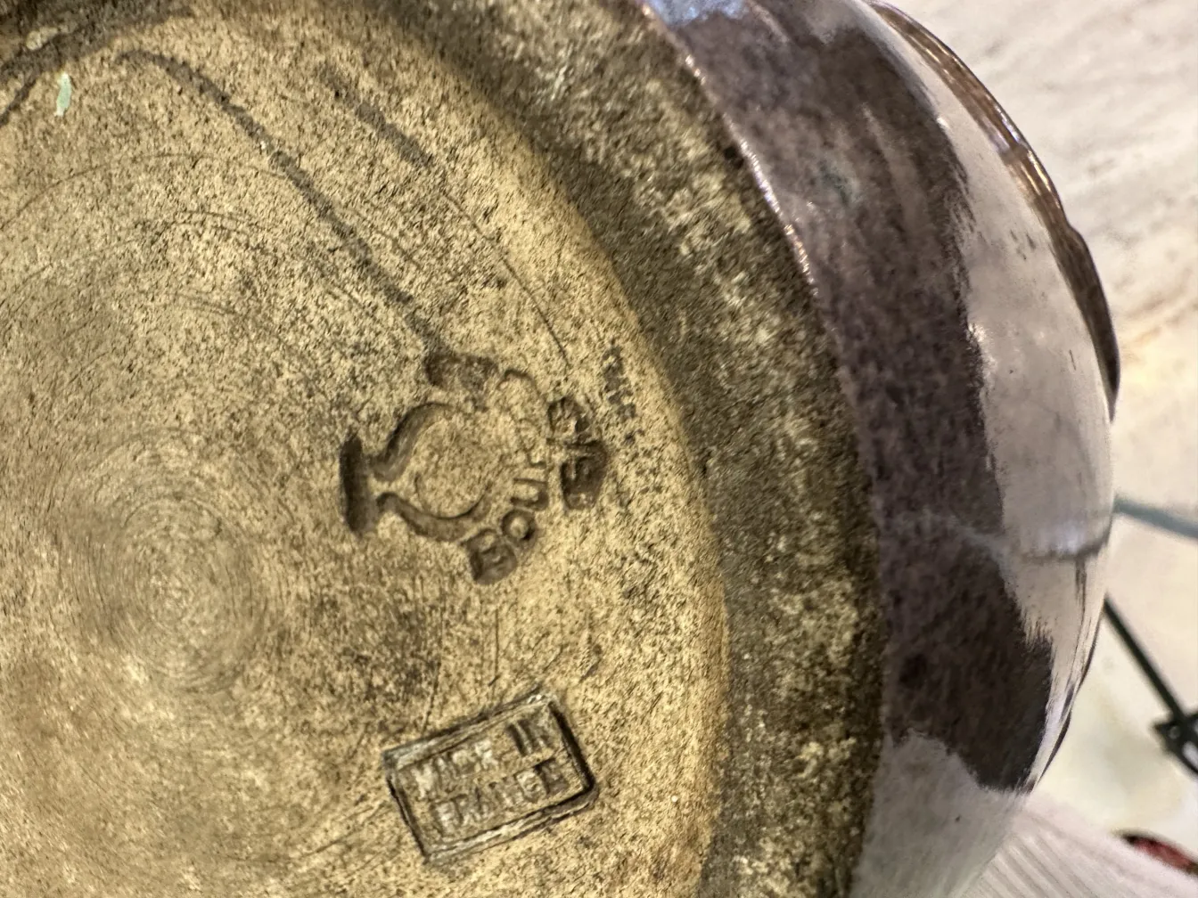 古い陶器の底の眺め、刻印付き