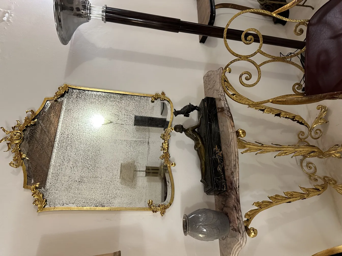 Vase en céramique ancienne décoratif sur une table avec un miroir