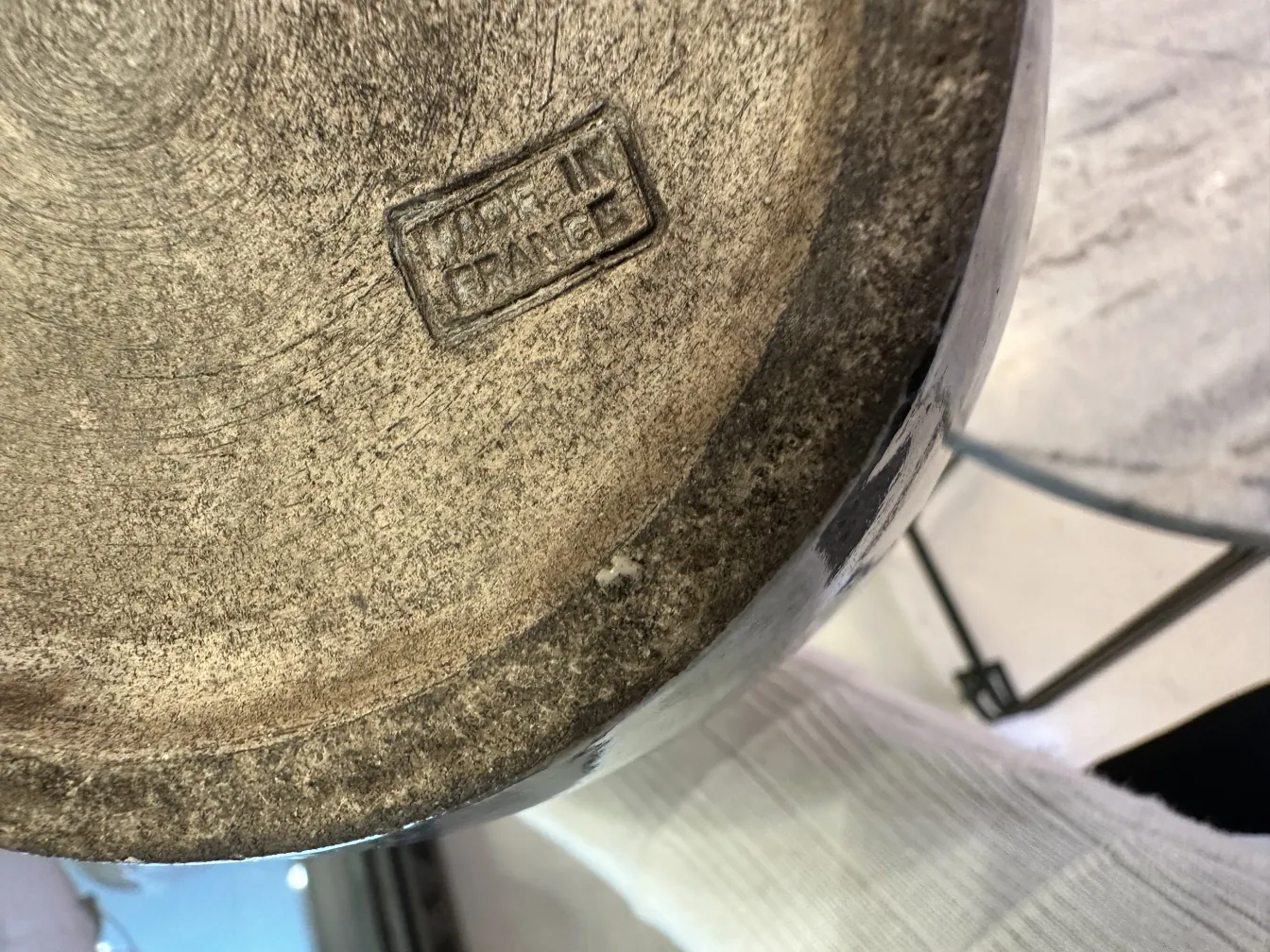 Vista del fondo di una ceramica antica con un timbro visibile