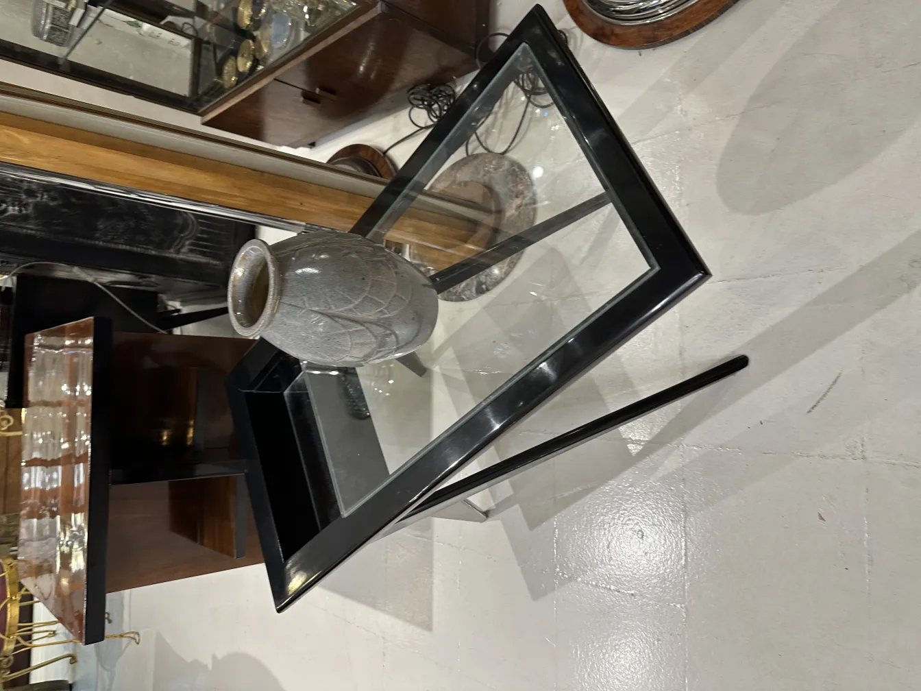 Jarrón de cerámica antigua con acabado artesanal sobre mesa