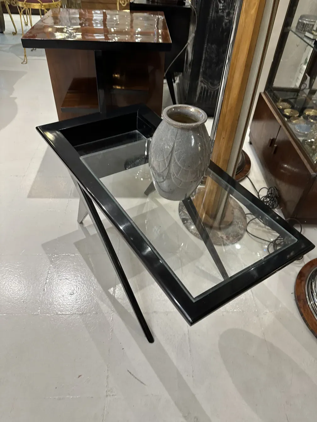 Pezzo di ceramica antica con design elegante in un ambiente vintage