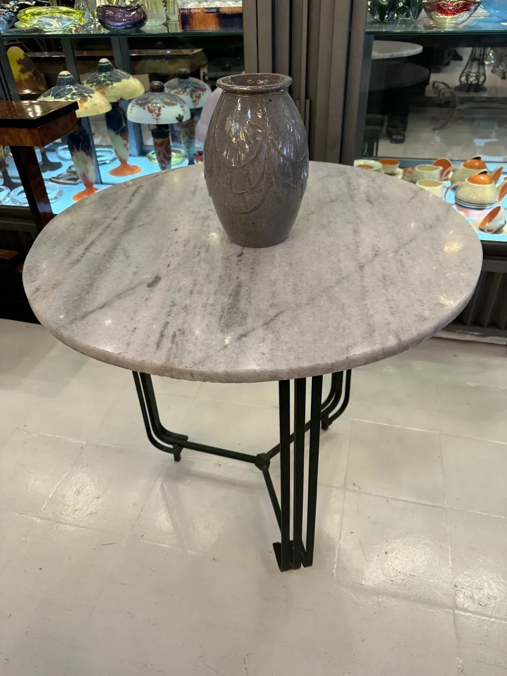 Antica ceramica decorativa di Bourguet su tavolo rotondo.
