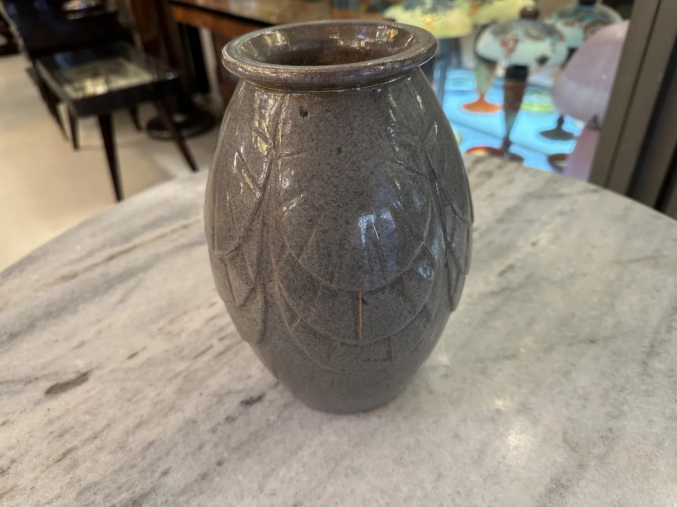 Ancienne céramique décorative grise avec design subtil