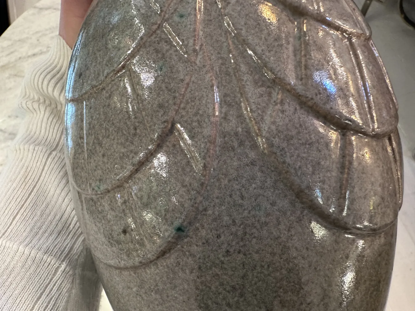 Vaso in ceramica antica con design di foglie in finitura lucida