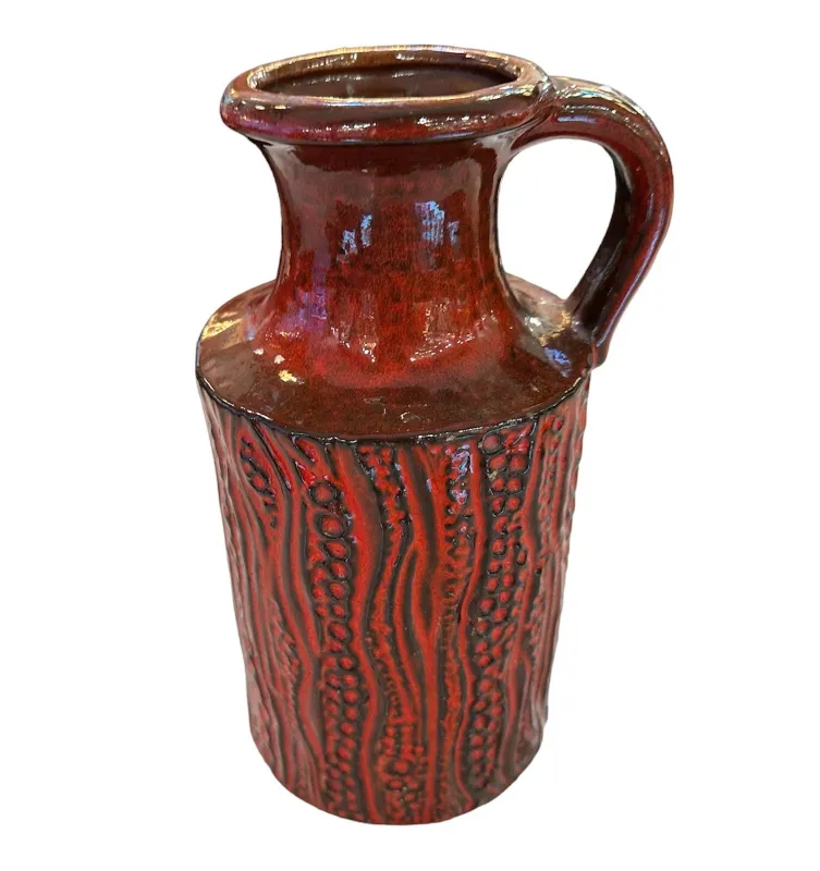 Cândido de cerâmica antiga com acabamento brilhante vermelho.