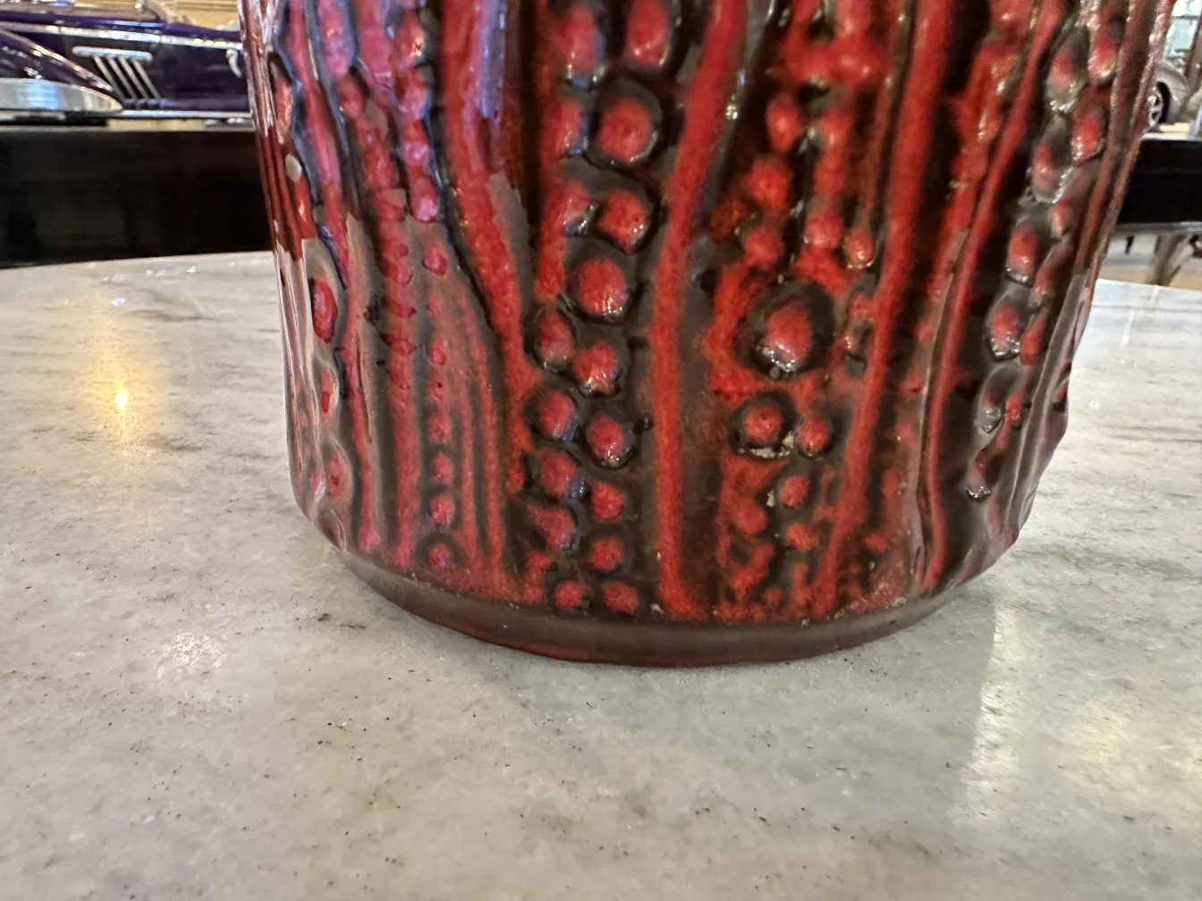 Céramique ancienne rouge avec une texture unique sur une surface claire