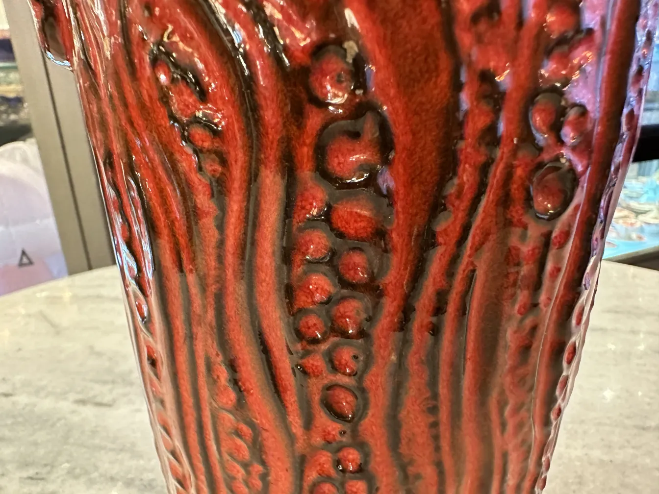 Vaso antigo de cerâmica Carstens Tönnieshof em vermelho com textura.