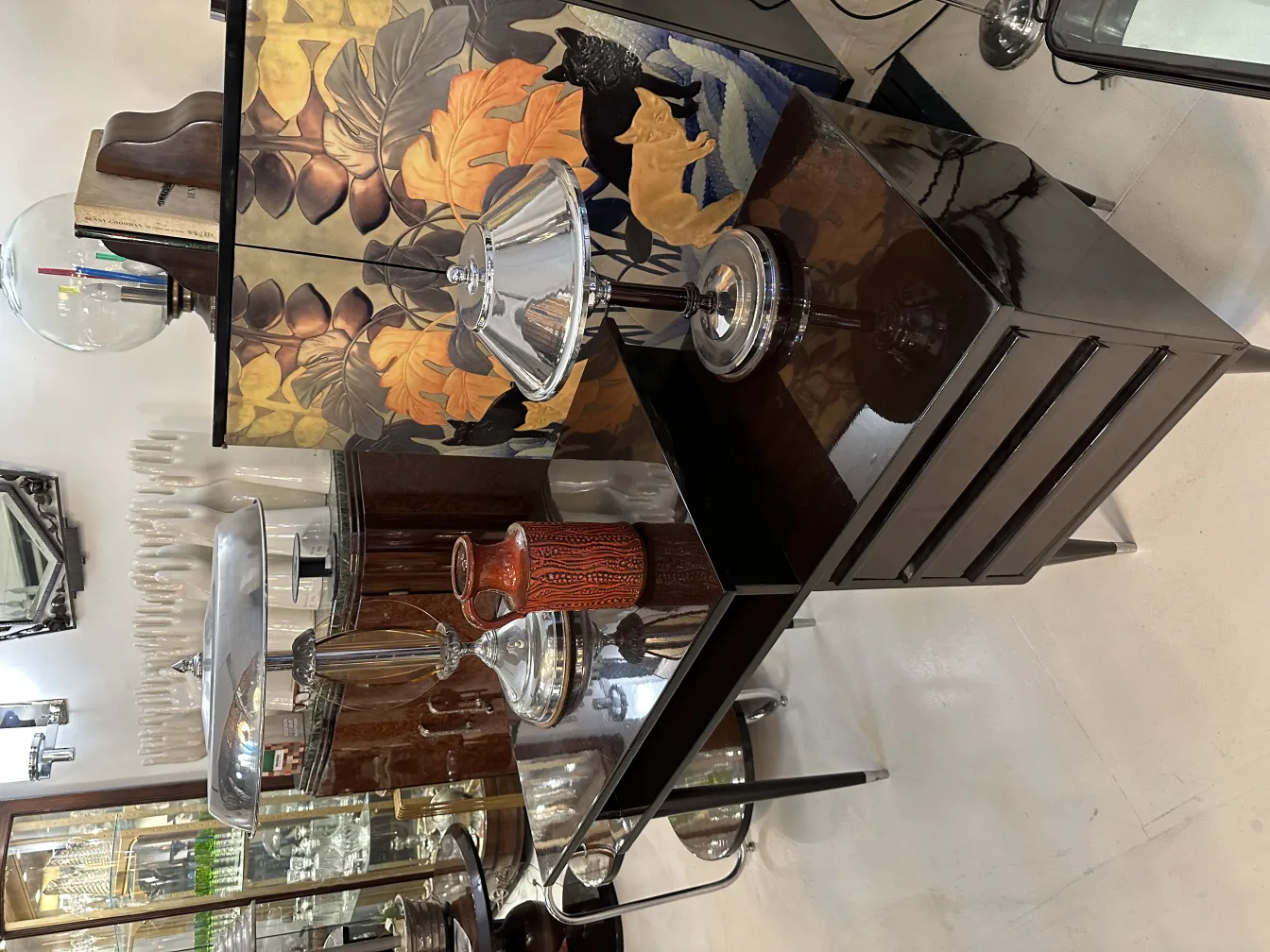 Cerâmica antiga decorativa com designs intrincados e cores quentes, em um ambiente vintage.