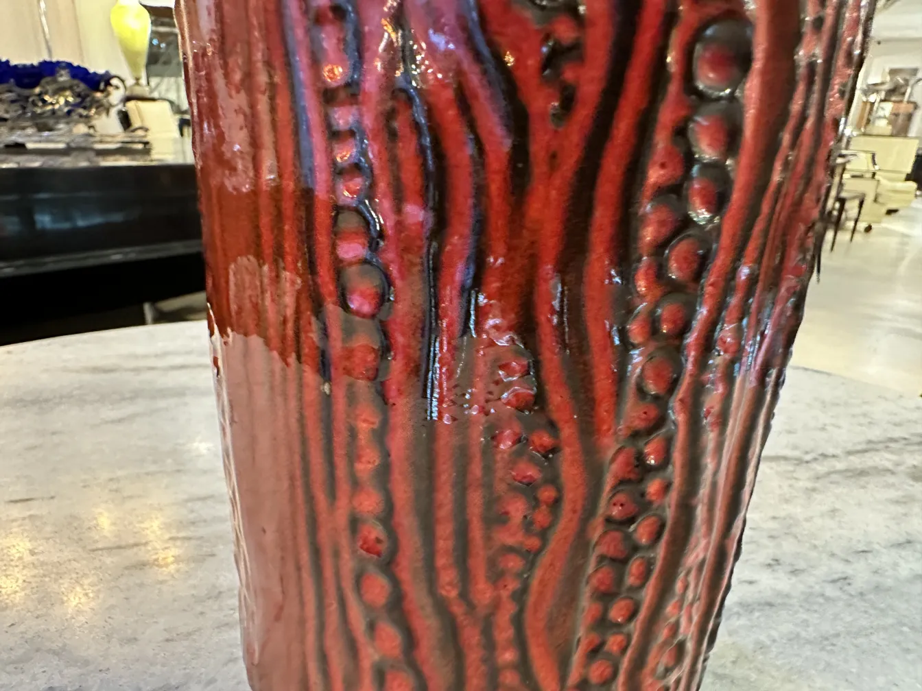 Vaso in ceramica antica texturizzata di colore rosso