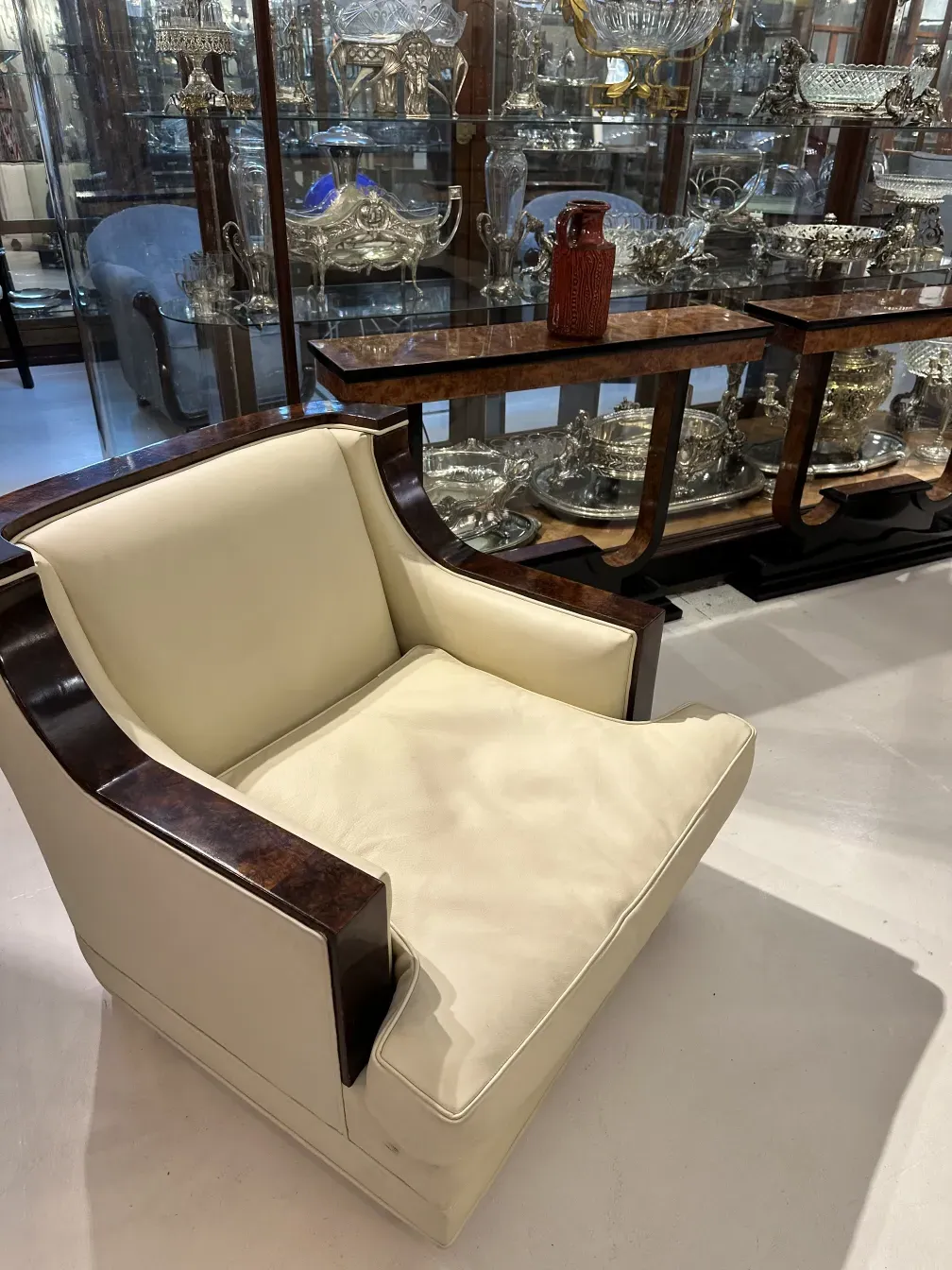 Sillón antiguo con detalles decorativos y cerámica roja