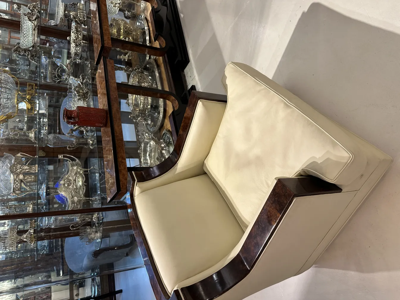 Pezzo decorativo antico in ceramica in un ambiente elegante.