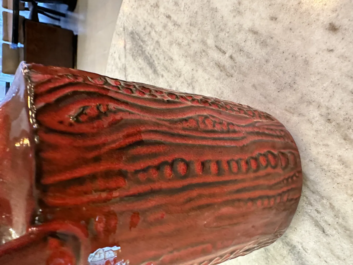 Pot en céramique rouge antique texturé