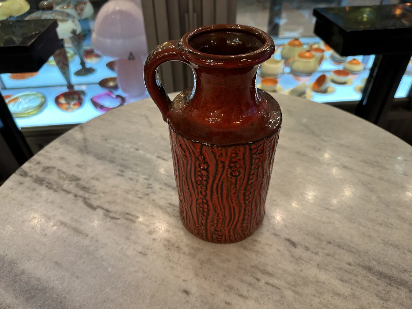 赤い装飾的デザインの古い陶器のジャグ