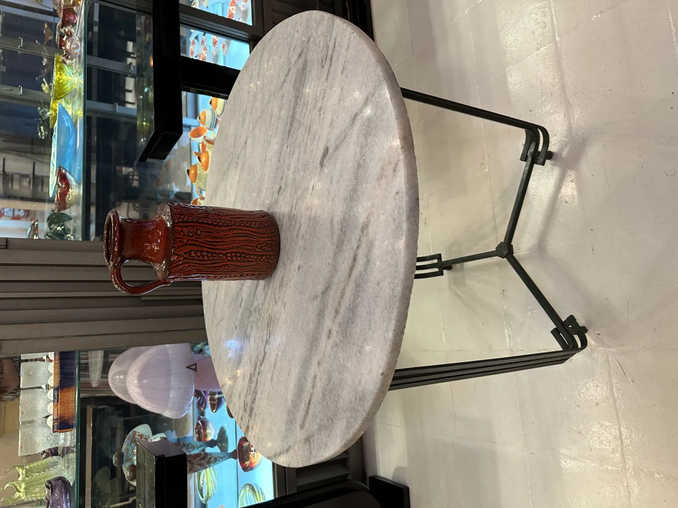 प्राचीन लाल मिट्टी का बर्तन संगमरमर की मेज पर।